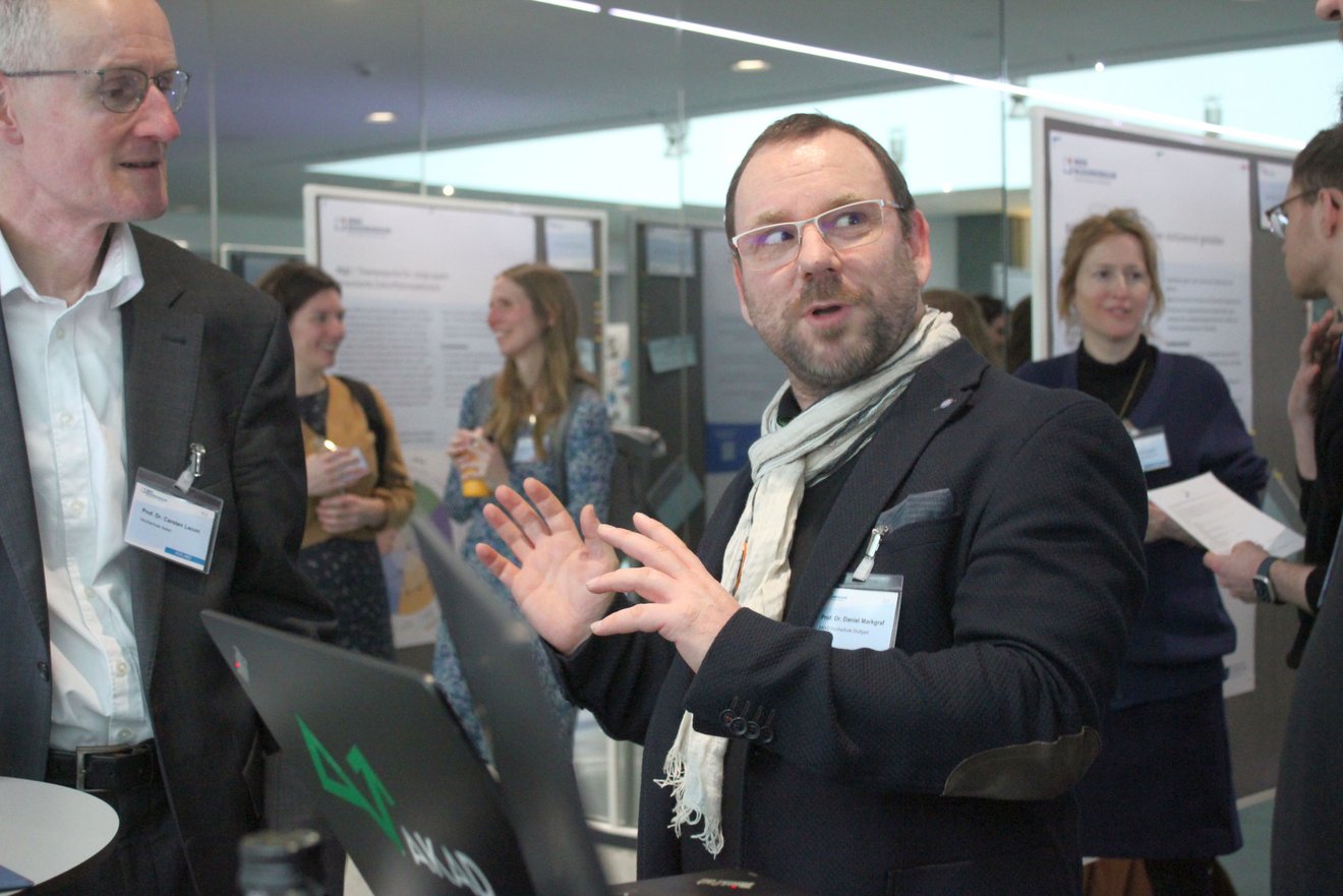 Teilnehmende des Gallery Walks in der Diskussion