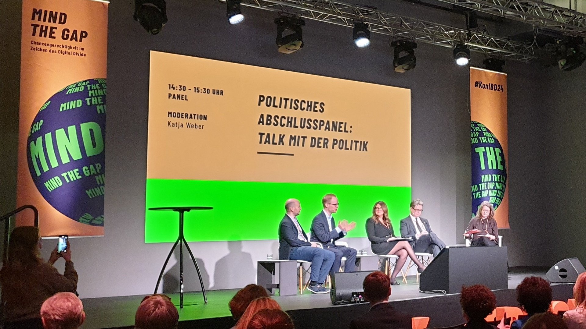 KonfBD-Panel Abschlusspanel auf der KonfBD mit Katharina Günther-Wünsch, Senatorin für Bildung, Jugend und Familie des Landes Berlin und zweite Vizepräsidentin der Kultusministerkonferenz (KMK), Dr. Jens Brandenburg, Parlamentarischer Staatssekretär im BMBF, Univ.-Prof. Dr. Martin Polaschek, Bundesminister für Bildung, Wissenschaft und Forschung in Österreich sowie Ralph Müller-Eiselt, Vorstand des Forum Bildung Digitalisierung