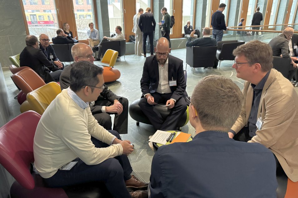 Teilnehmende der „Mein Bildungsraum“-Fachkonferenz in der Diskussion