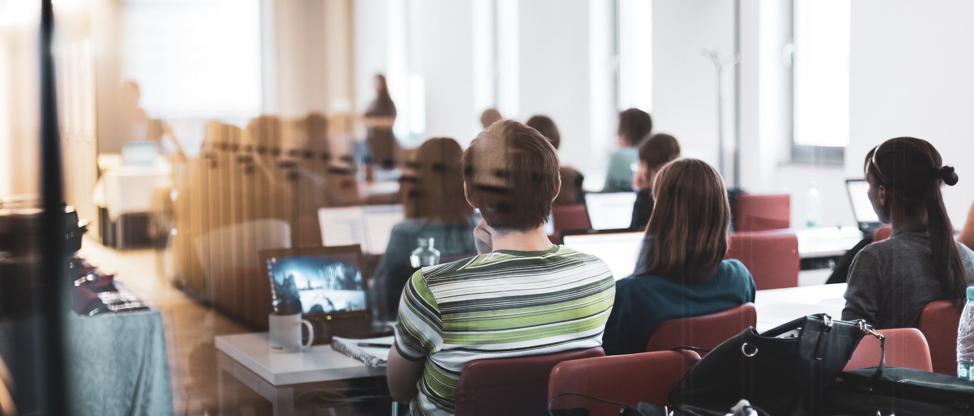 Studierende in einem Hörsaal.