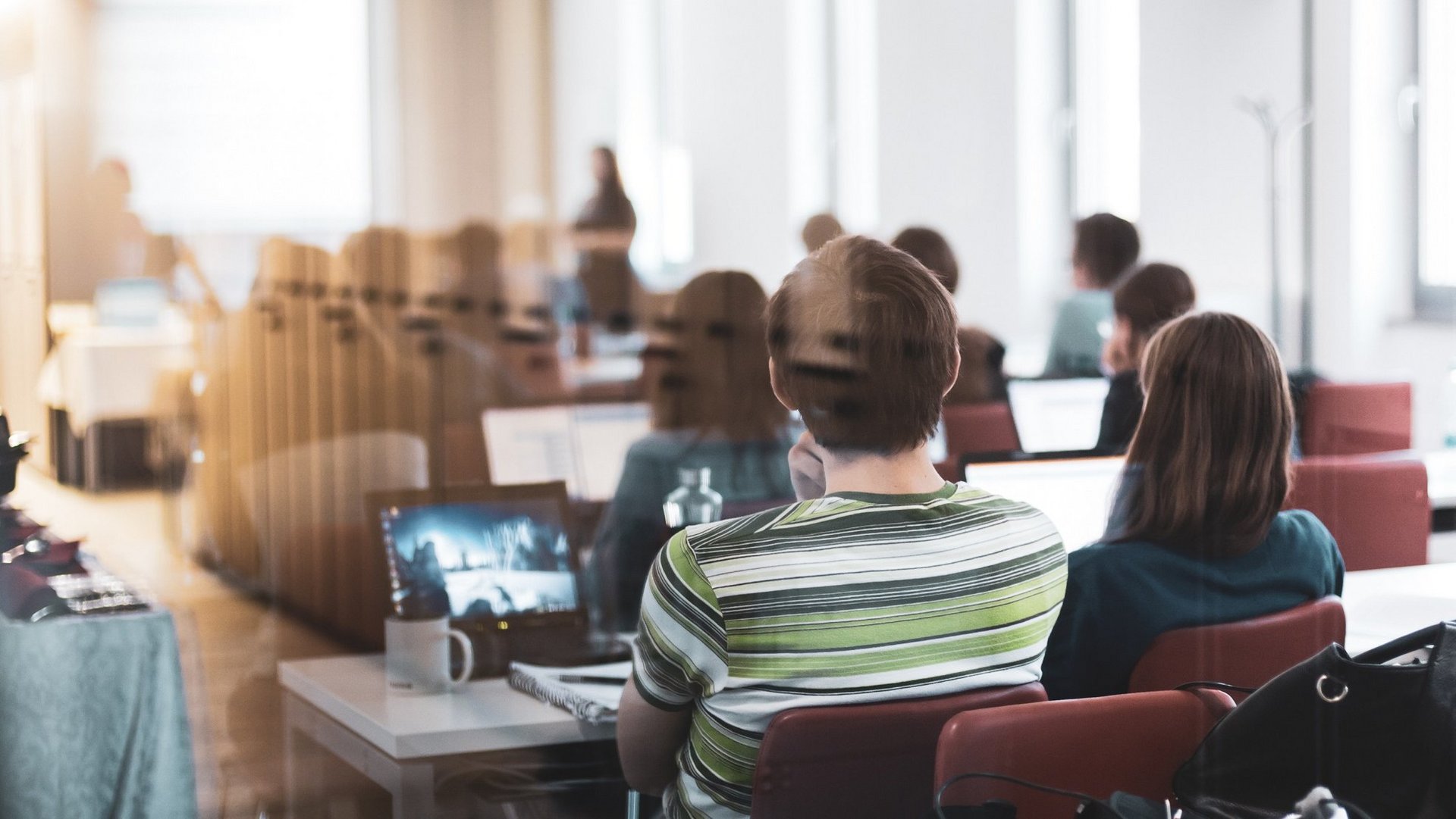 Studierende in einem Hörsaal.