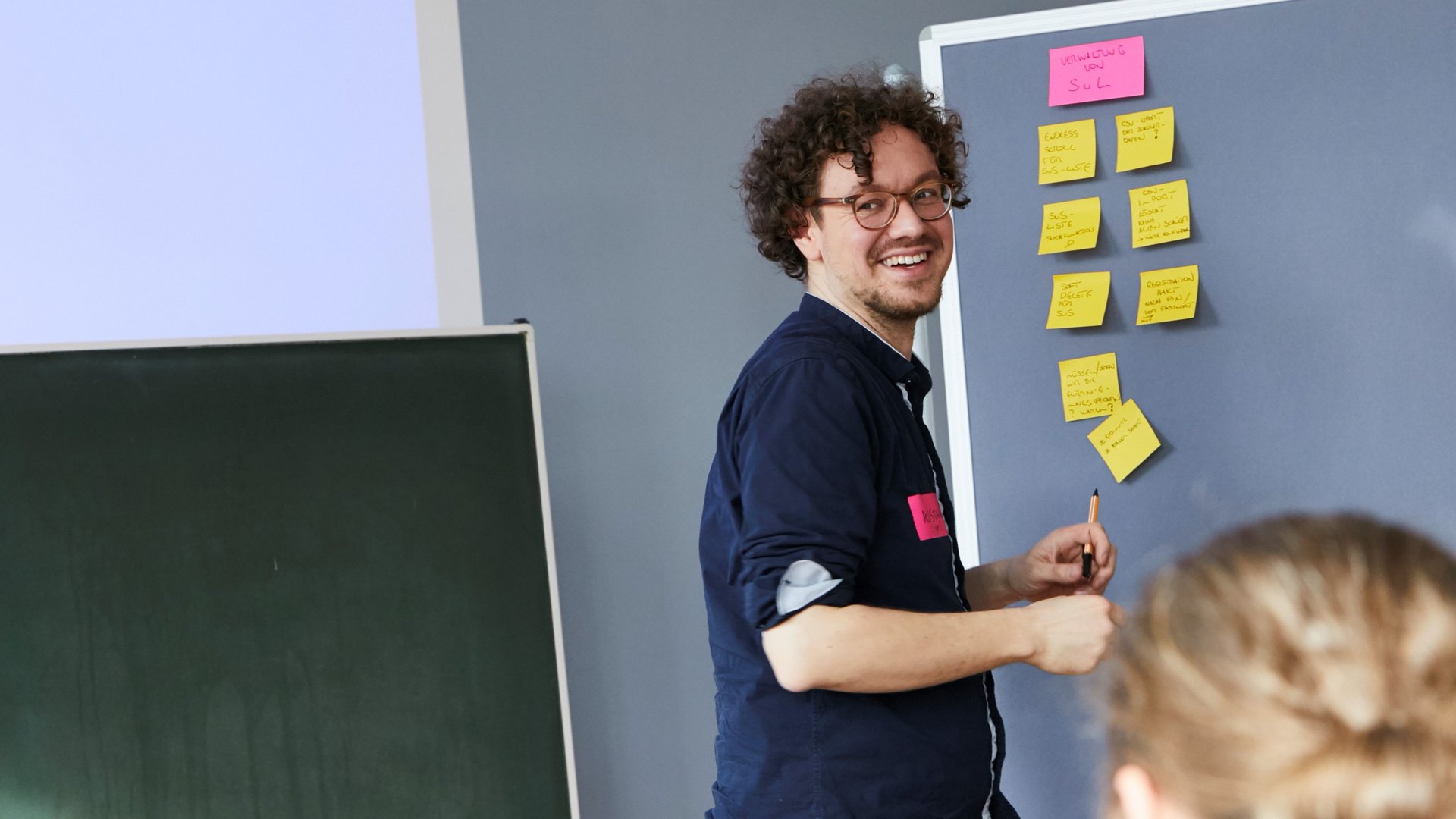 Konstantin Kaiser arbeitet an einer Pinnwand