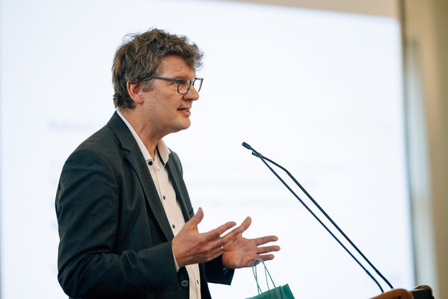Dr. Peter Brandt am Redepult