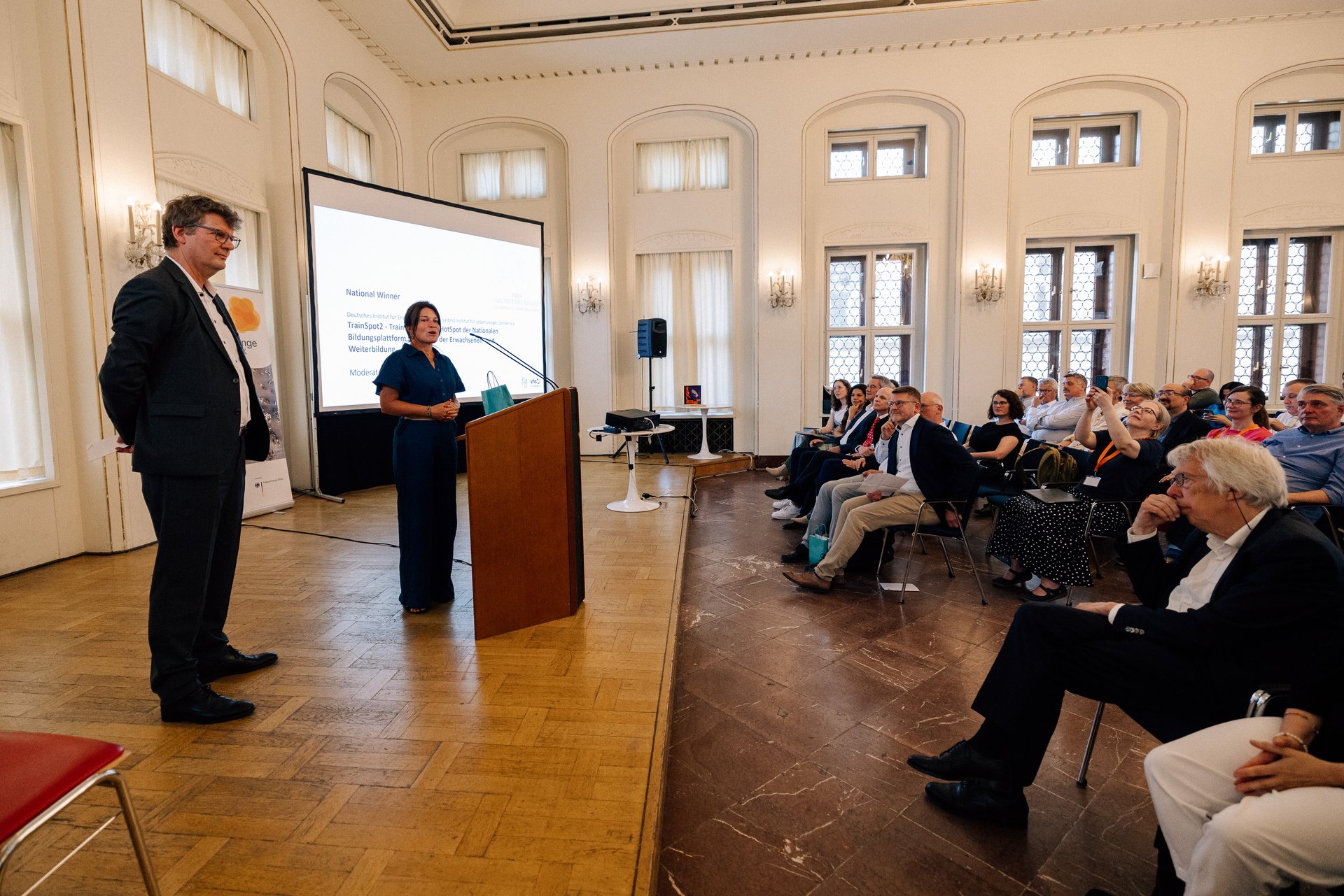 Dr. Peter Brandt und Dr. Anne Strauch auf der Bühne