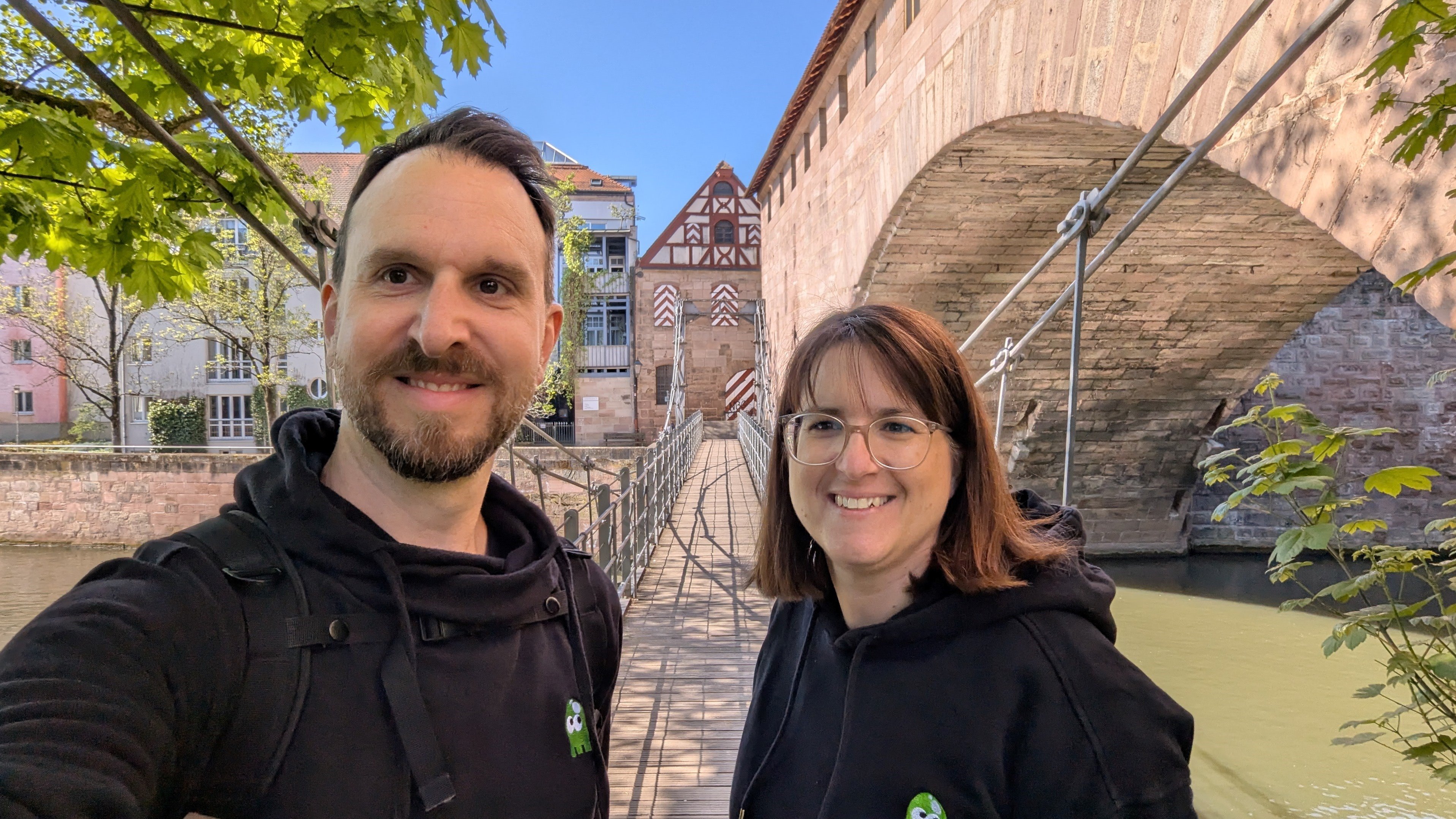 Foto von Johannes Metscher (links) und Veronika Christodoulides (rechts)
