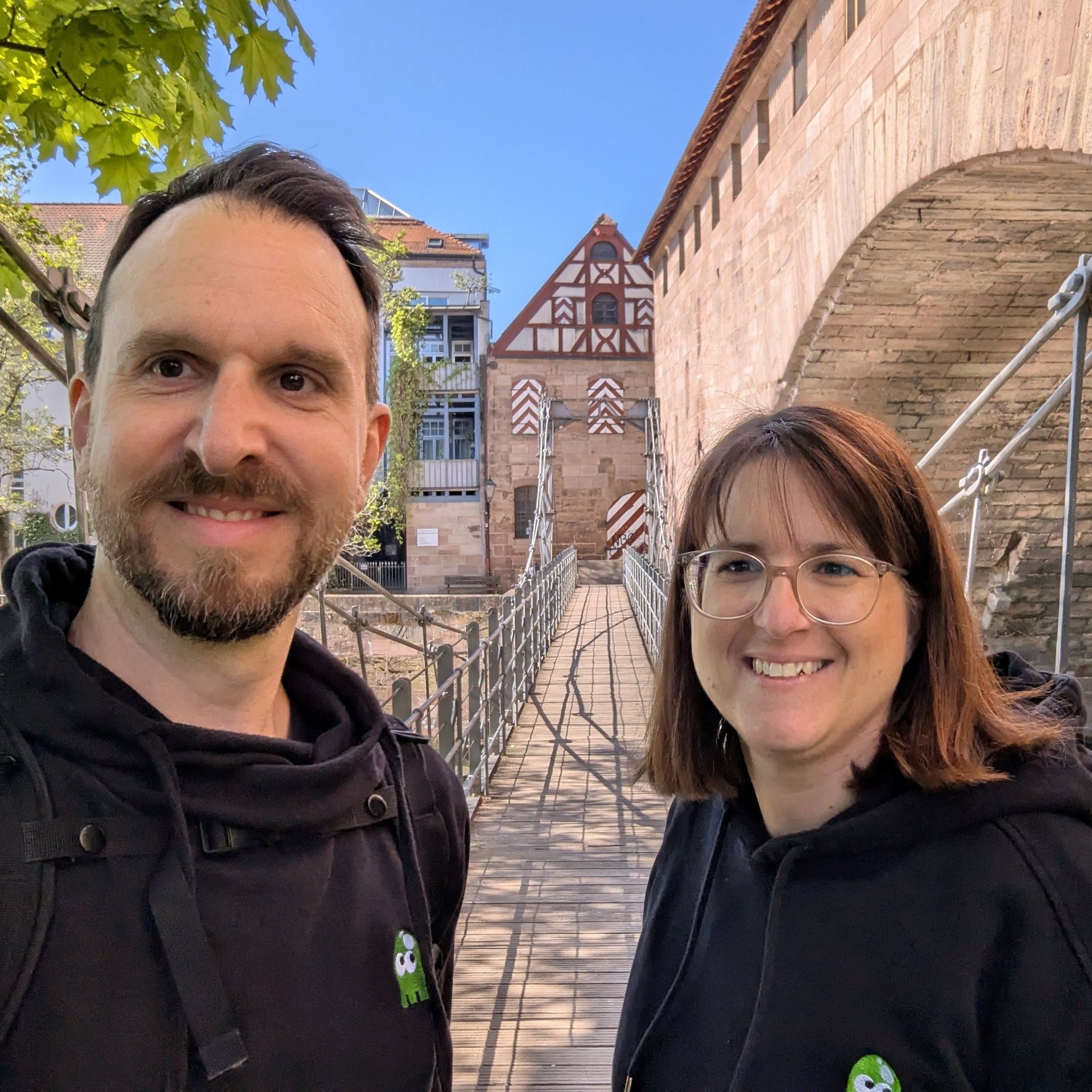 Foto von Johannes Metscher (links) und Veronika Christodoulides (rechts)