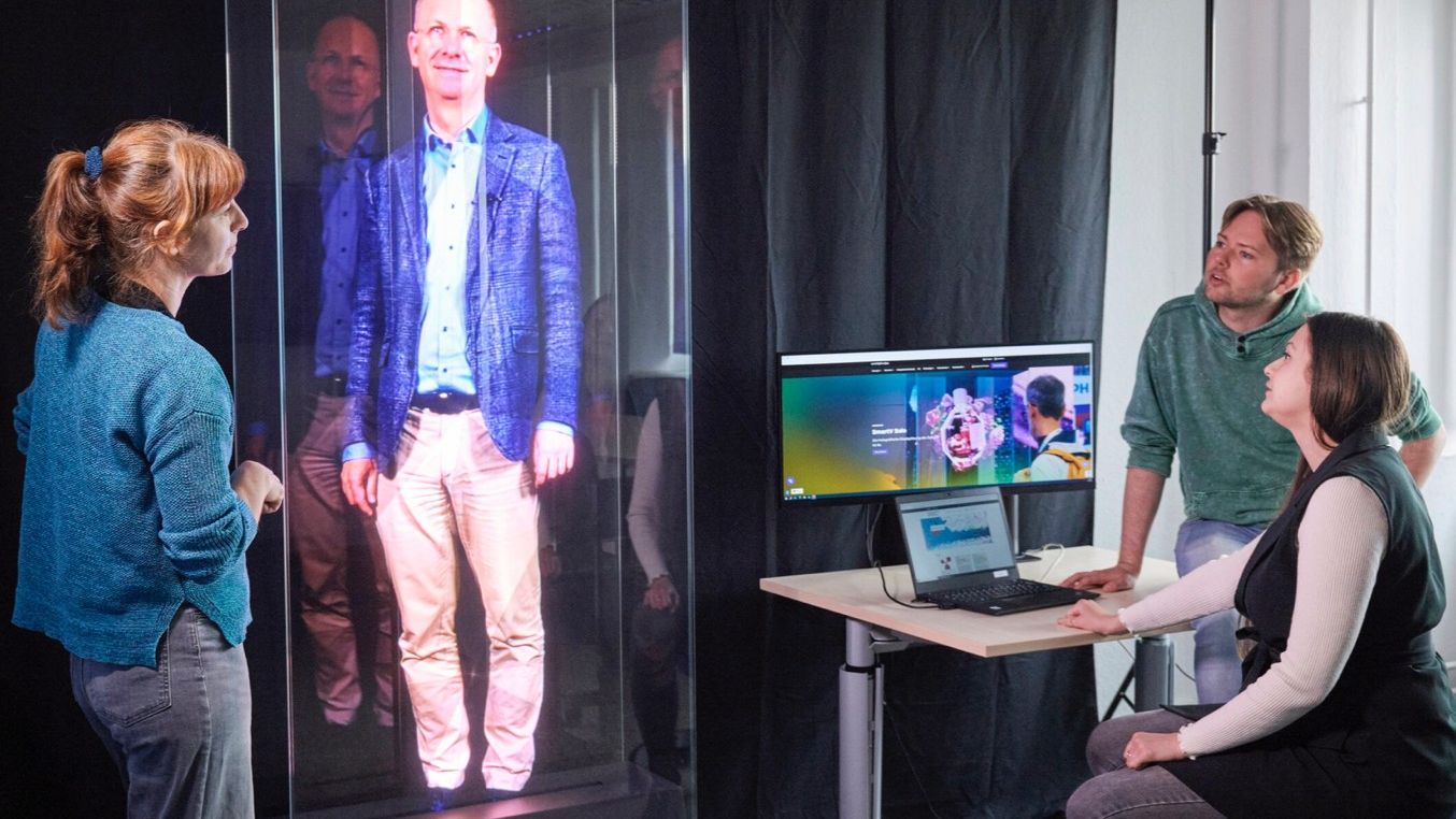 Prof. Dr. Thomas Köhler mit dem Projektteam des TU Dresden Center for Open Digital Innovation and Participation im Lerntechnologie-Labor